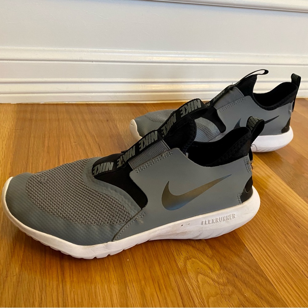 Nike Flex Runner shoes, gray & black, Size Youth 5.5 (women’s 7) 🌚